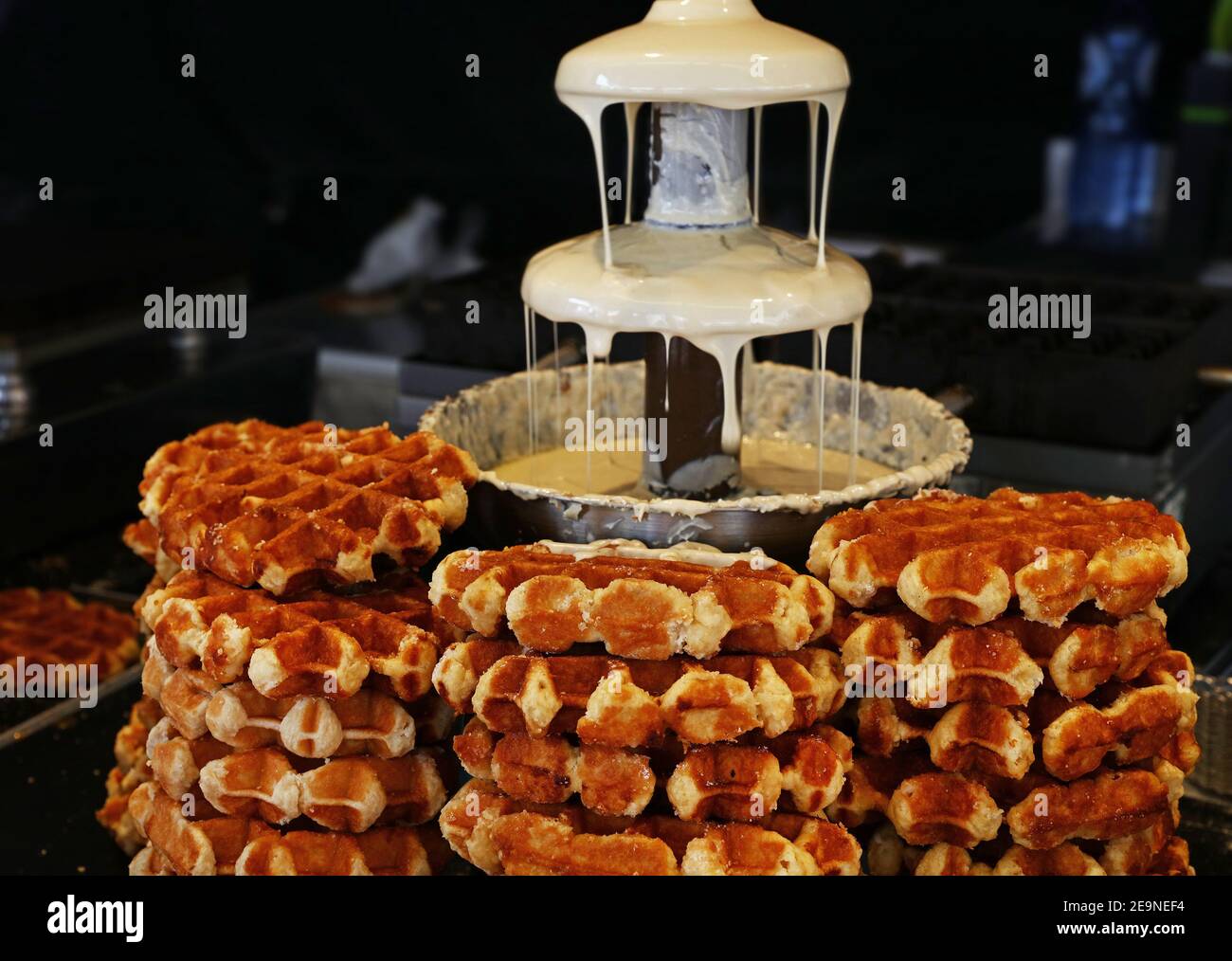 Cerca de la fuente de chocolate belga blanco líquido para fondue dulces