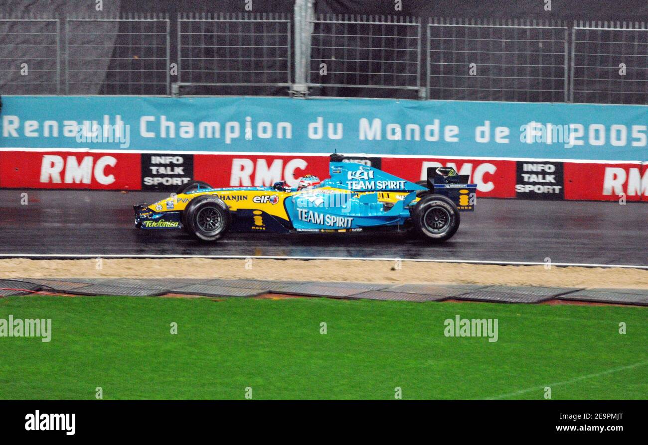 El coche F1, campeón del mundo de Renault, realiza unas cuantas vueltas de  exposición durante la 'Carrera de Campeones' celebrada en el Stade de  France en Saint-Denis, cerca de París, Francia, el