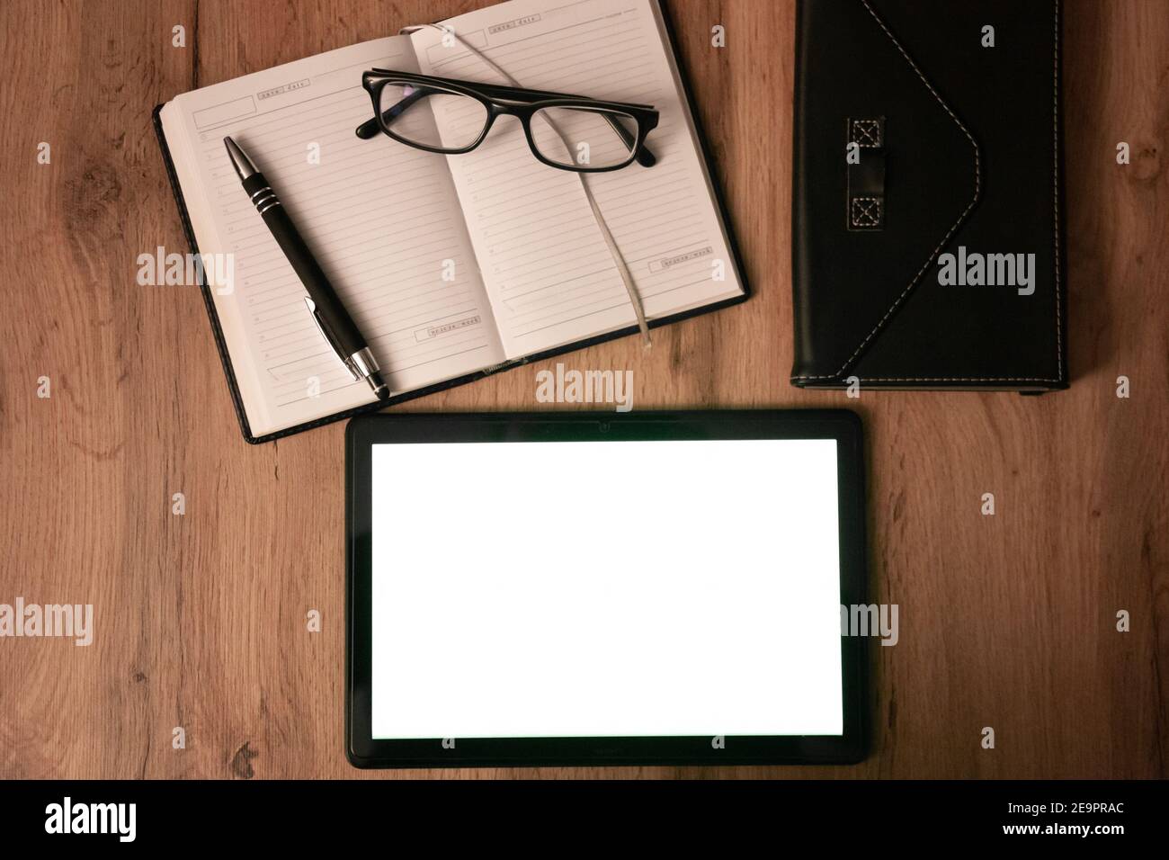 Teléfono móvil y portátil sobre mesa de madera, trabajo desde casa, oficina en casa, cubierta de e-book Foto de stock