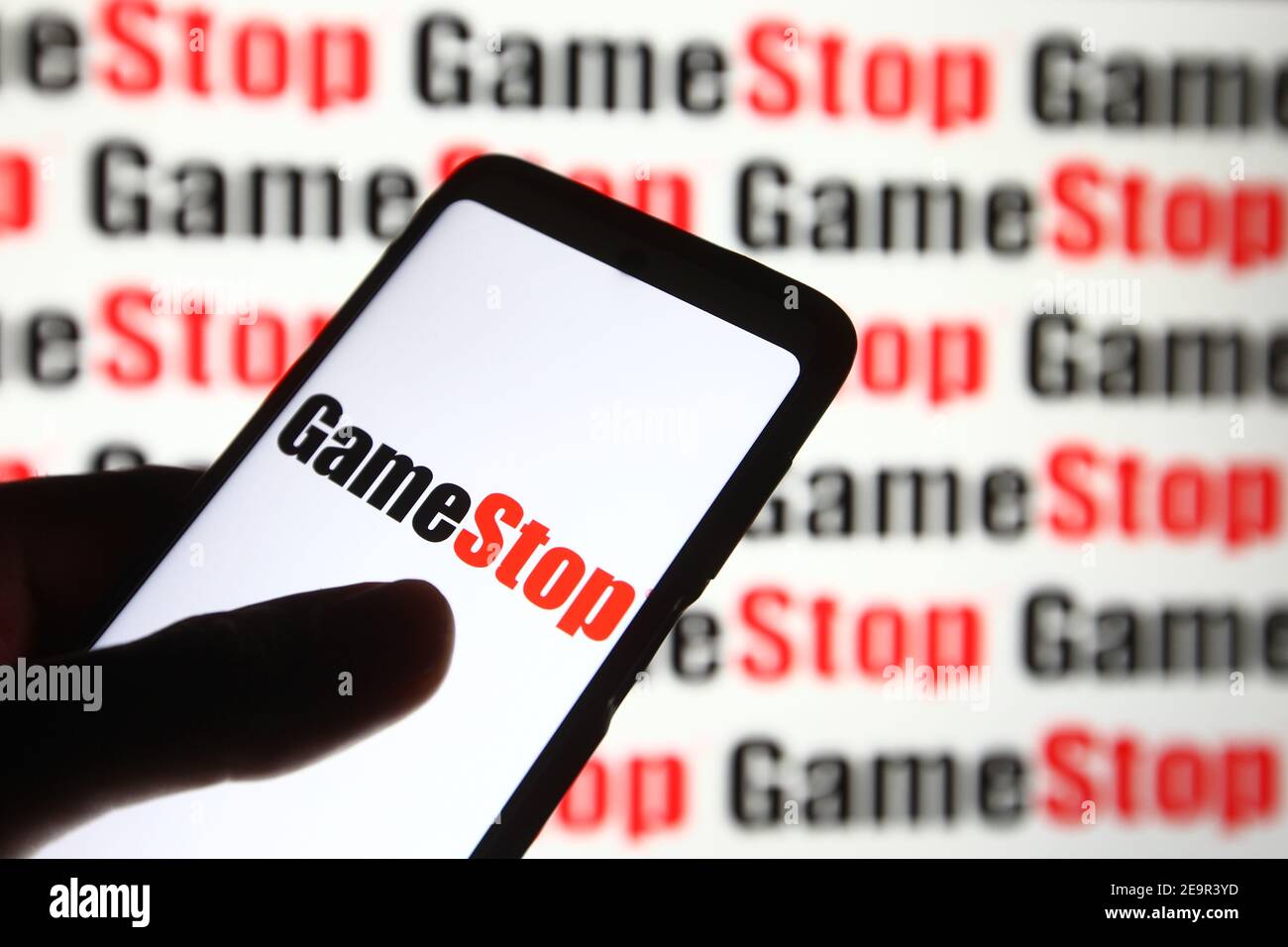 En esta ilustración de la foto se ve un logotipo de GameStop del video  juego de EE.UU., electrónica de consumo, y el minorista de artículos de  juego, en un teléfono móvil y