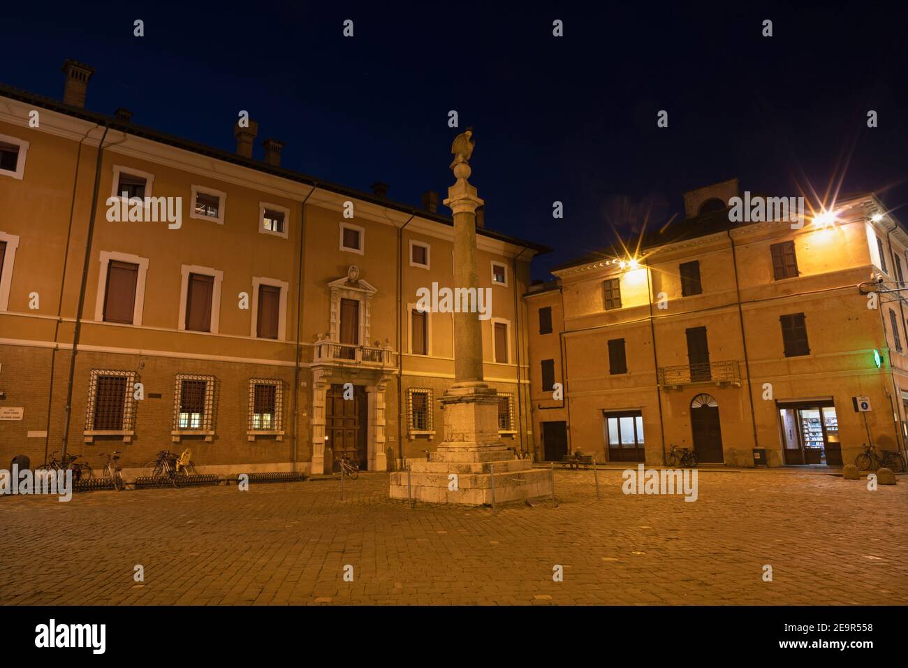 Ravena Itália Em Piazza Del Polo Foto de Stock - Imagem de famoso, noite:  243015308