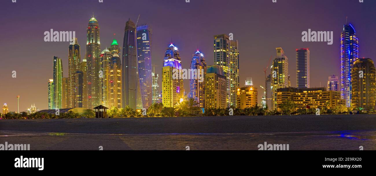 DUBAI, EMIRATOS ÁRABES UNIDOS - Marzo 28, 2017: Por la noche el horizonte de Marina Towers desde la playa. Foto de stock
