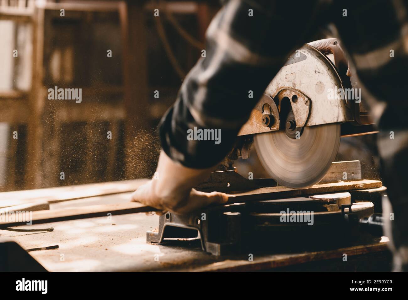 Cortador de madera eléctrico fotografías e imágenes de alta resolución -  Alamy