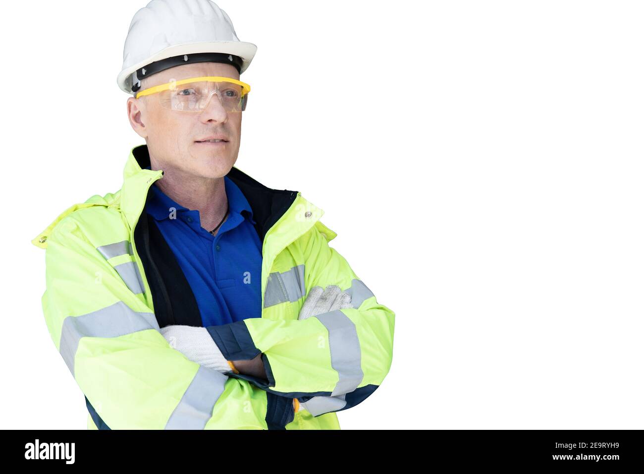 Ingeniero trabajador capataz en chaleco reflectante de pie brazo cruzado mirar profesional aislado sobre fondo blanco con trazado de recorte Foto de stock