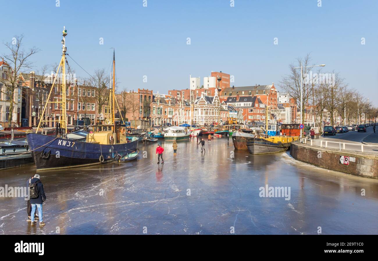 La gente patinando sobre hielo en el canal Noorderhaven de Groningen, Holanda Foto de stock