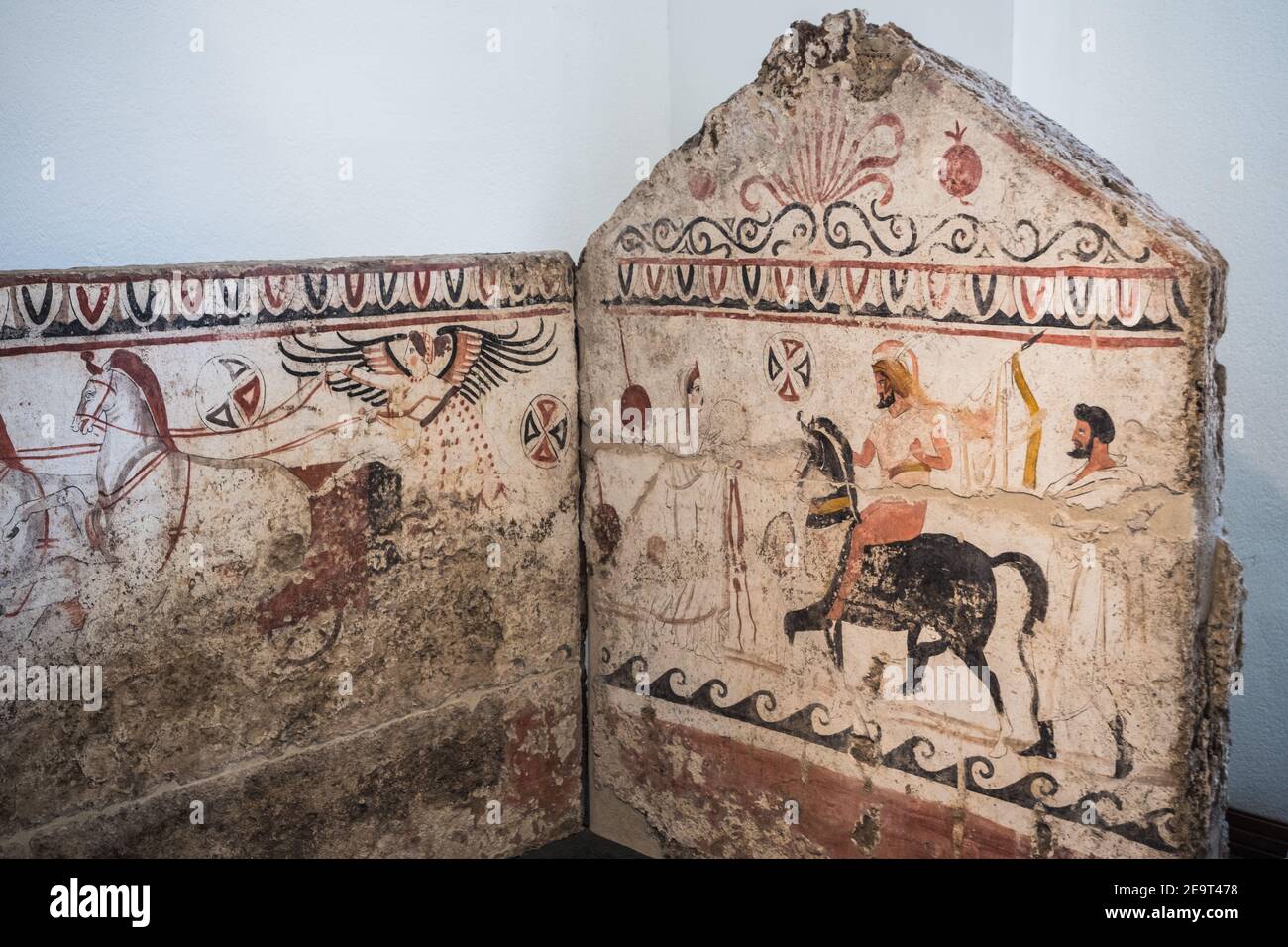 Paestum. Campania. Italia. Vista de dos de cuatro losas pintadas de una tumba Lucanian cámara 86 que data de 330-320 AC, representando el vario alado en un Chariot Foto de stock