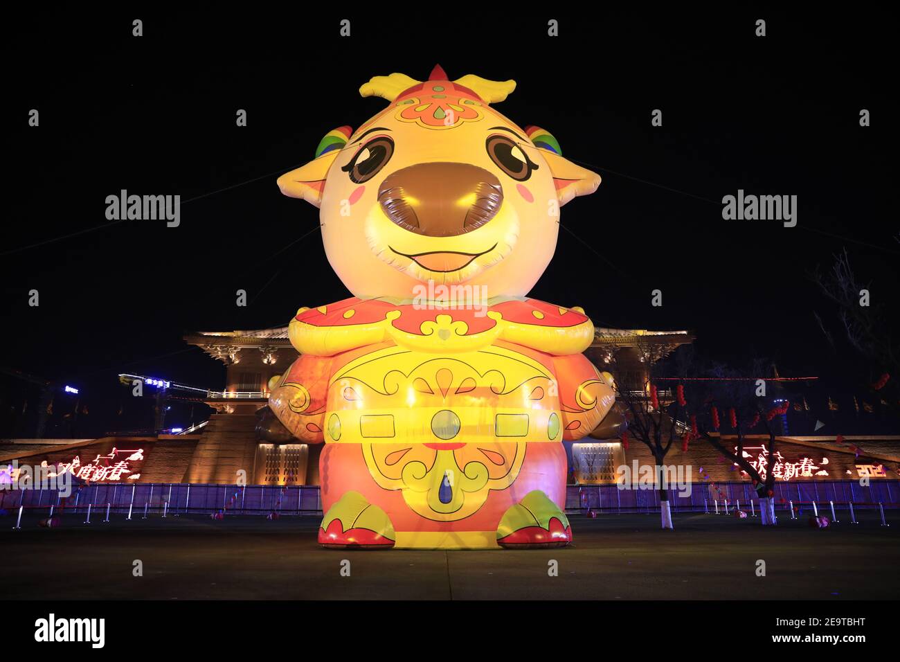XI'AN, CHINA - 5 DE FEBRERO de 2021 - Foto tomada el 5 de febrero de 2021  muestra un buey de dibujos animados, que es de más de 30 metros de altura,
