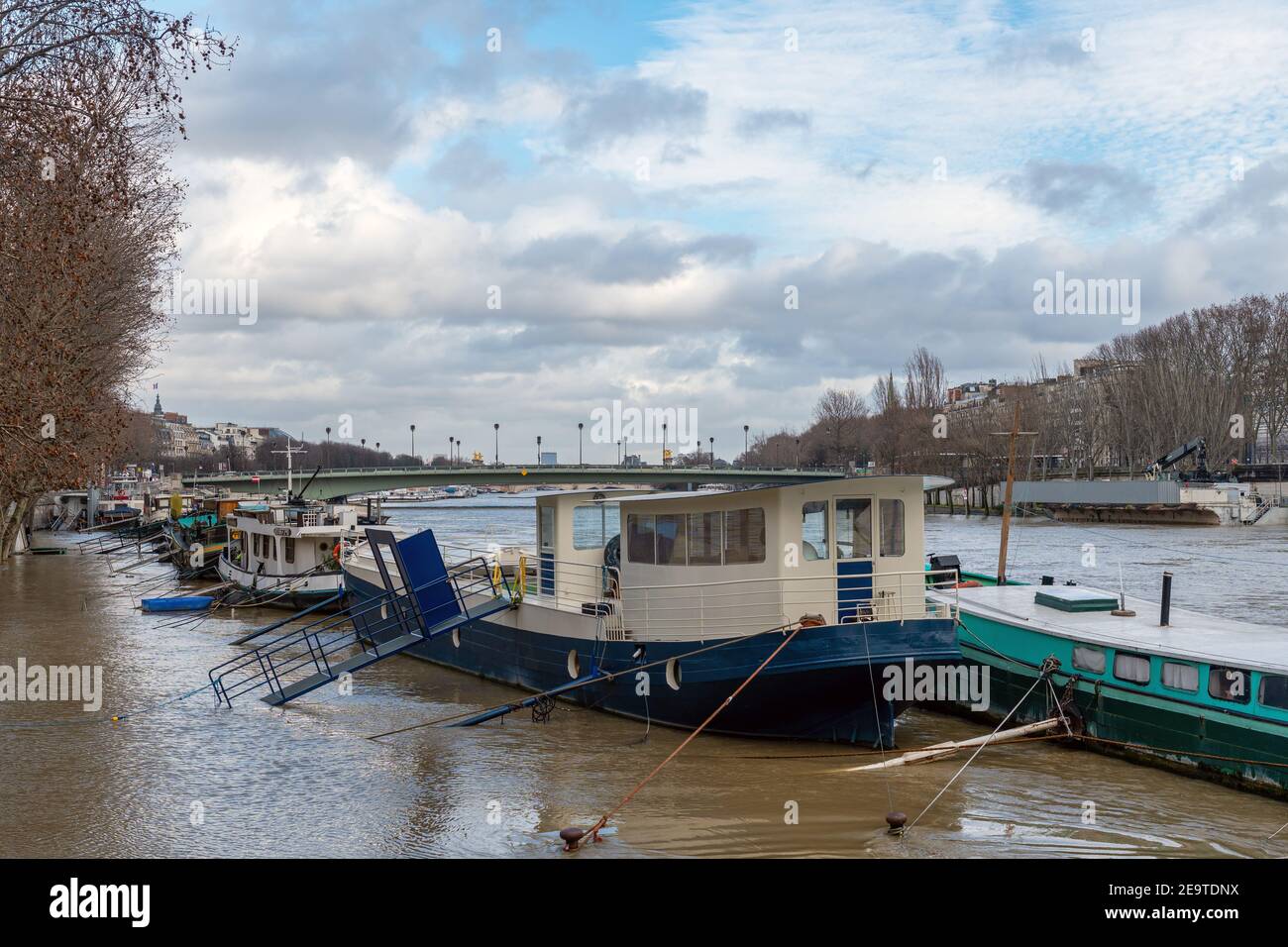 Inundación del río Sena en París cerca de Pont de l'Alma Foto de stock