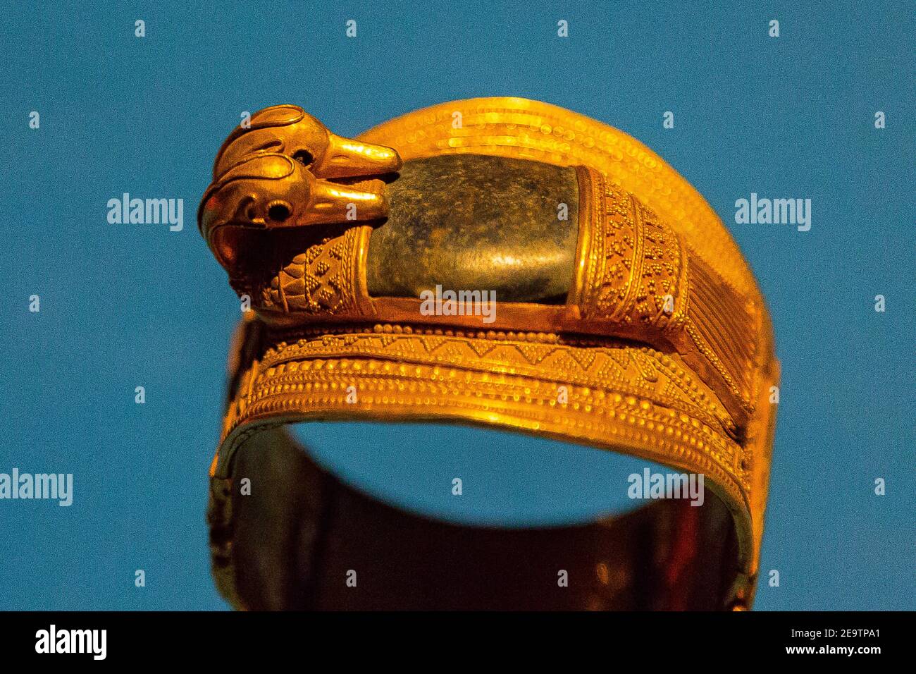 Egipto, el Cairo, el Museo Egipcio, una pulsera que se encuentra en el tesoro de Zagazig (Bubatis), en el Delta Egipcio. Oro y lapis-lazuli, con cabezas de pato. Foto de stock