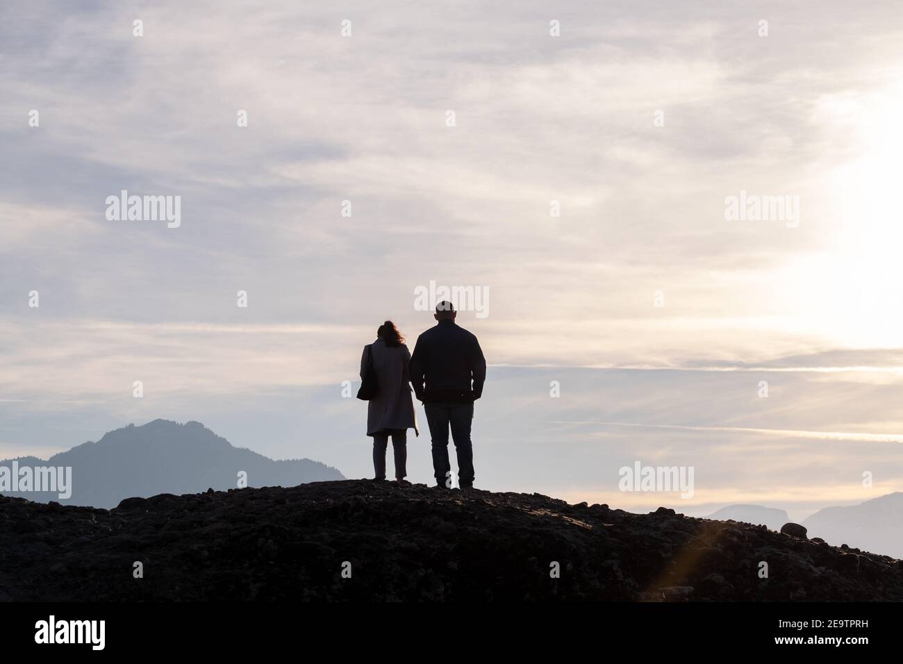 Pareja disfrutando de las vistas desde las rocas de Meteora. Meteora, lugar declarado Patrimonio de la Humanidad por la UNESCO, Tesalónica, Grecia Foto de stock