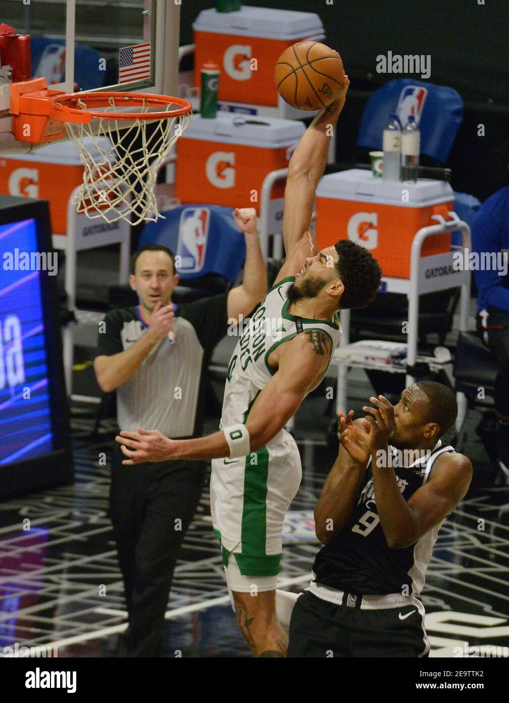 El delantero de Boston Celtics, Jayson Tatum, se sube por el pedazo sobre el centro de los Angeles Clippers, Derge Ibaka, durante el segundo cuarto en el Staples Center en los Angeles el viernes 5 de febrero de 2021. Los Celtics derrotaron a los Clippers 119-115. Foto de Jim Ruymen/UPI Foto de stock
