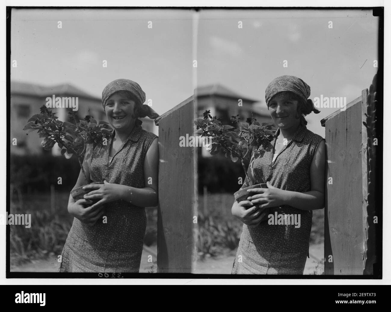 Nahalal. Escuela de formación agrícola para niñas. Una estudiante típica. Llegada reciente de Europa, la agricultura; (otra visión de la niña estudiante) Foto de stock