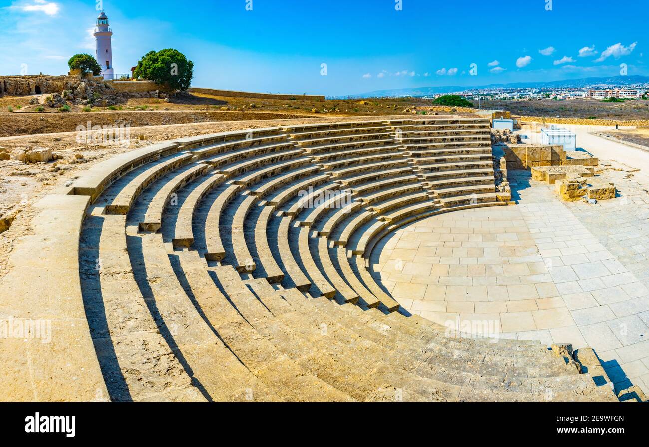 Teatro romano situado bajo un faro blanco en Paphos Archaeological Parque en Chipre Foto de stock