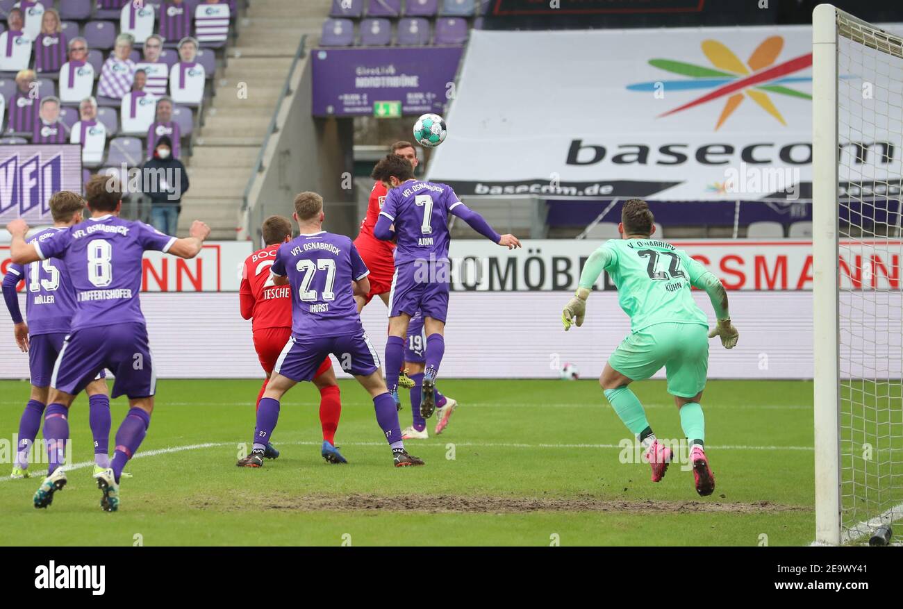 06 de febrero de 2021, Baja Sajonia, Osnabrück: Fútbol: 2. Bundesliga, VfL  Osnabrück - VfL Bochum, Matchday 20 en Stadion an der Bremer Brücke.  Sebastian Müller de Osnabrück (l-r), Ulrich Taffertshofer, Luc