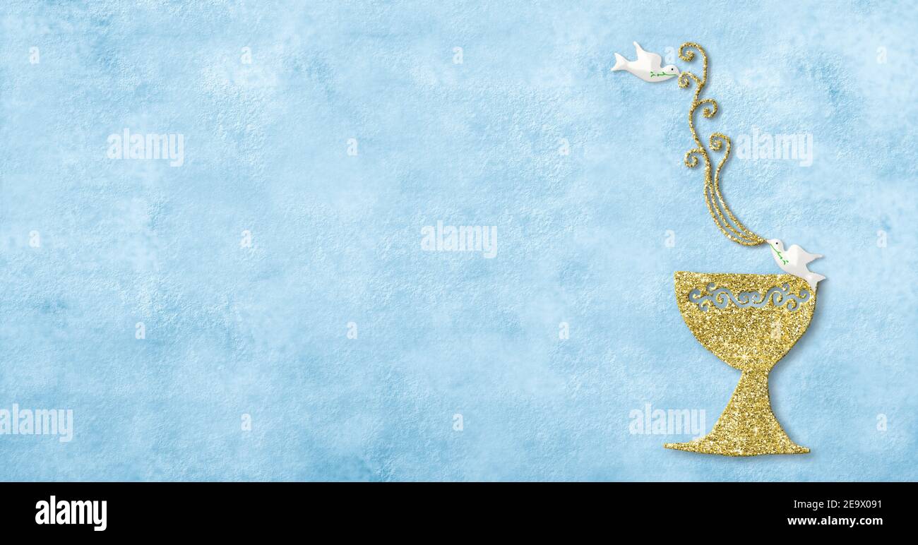 Bautizo, fondo para invitaciones de tarjetas. Fuente bautismal en oro  brillante y dos palomas sosteniendo un ornamento sobre fondo azul con  espacio vacío para t Fotografía de stock - Alamy