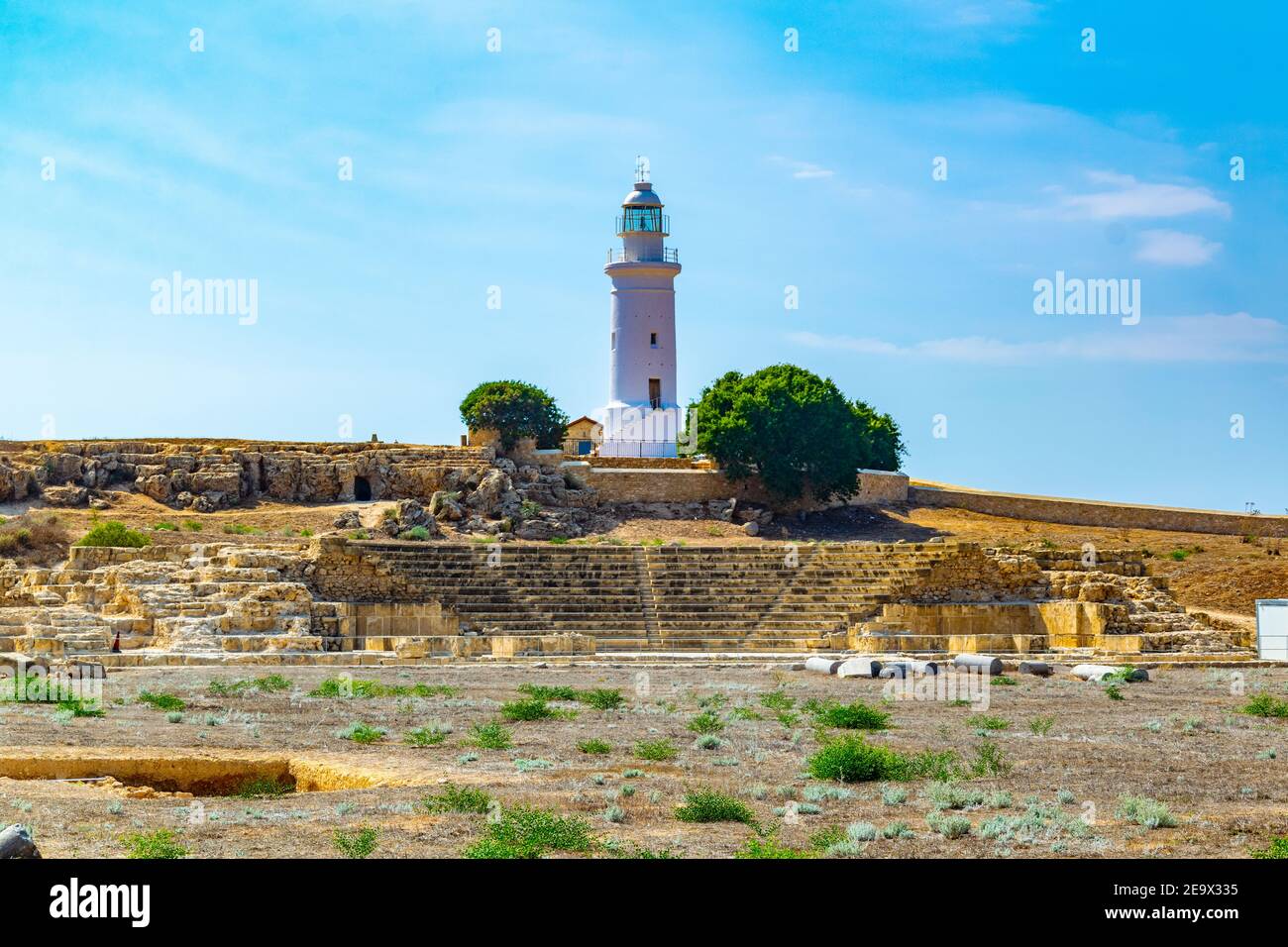 Teatro romano situado bajo un faro blanco en Paphos Archaeological Parque en Chipre Foto de stock