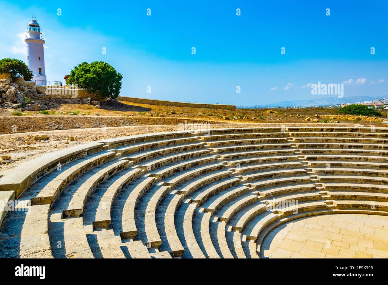 Teatro romano situado bajo un faro blanco en Paphos Archaeological Parque en Chipre Foto de stock