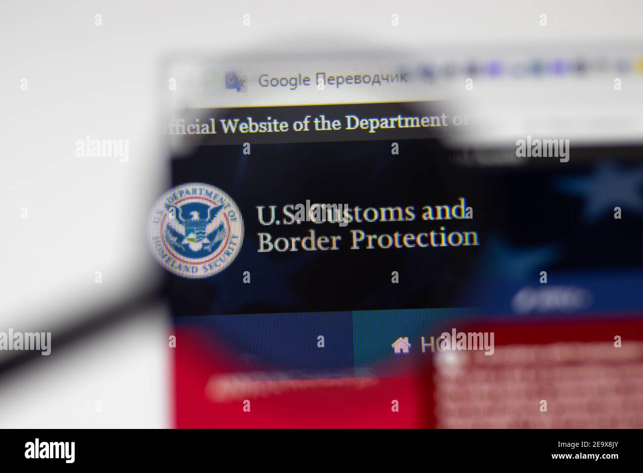 Los Angeles, EE.UU. - 1 de febrero de 2021: Página web de Aduanas y Protección Fronteriza DE EE.UU. Cbp.gov logo en pantalla, editorial ilustrativa Foto de stock