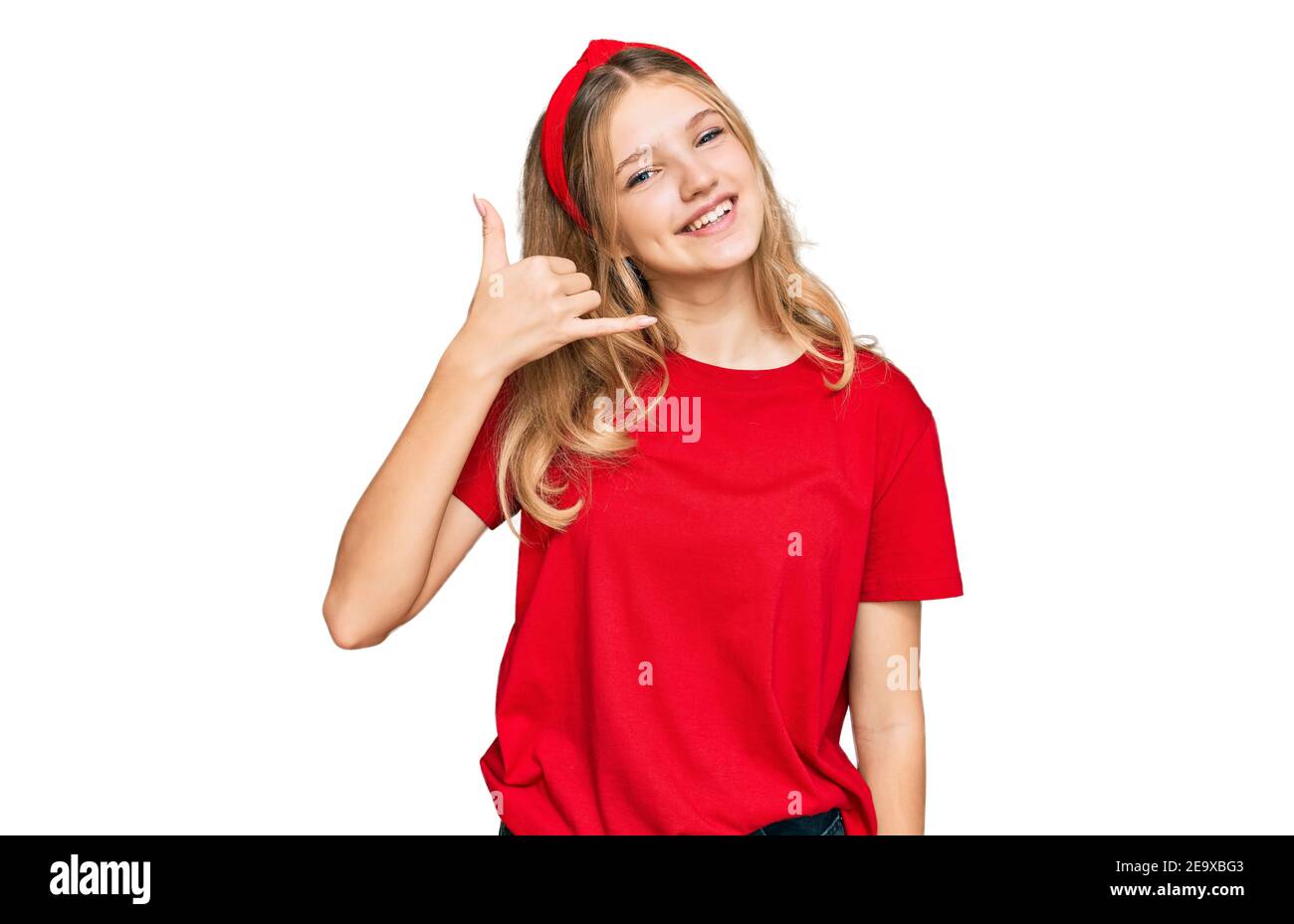 Hermosa niña caucásica con camiseta roja informal sonriendo