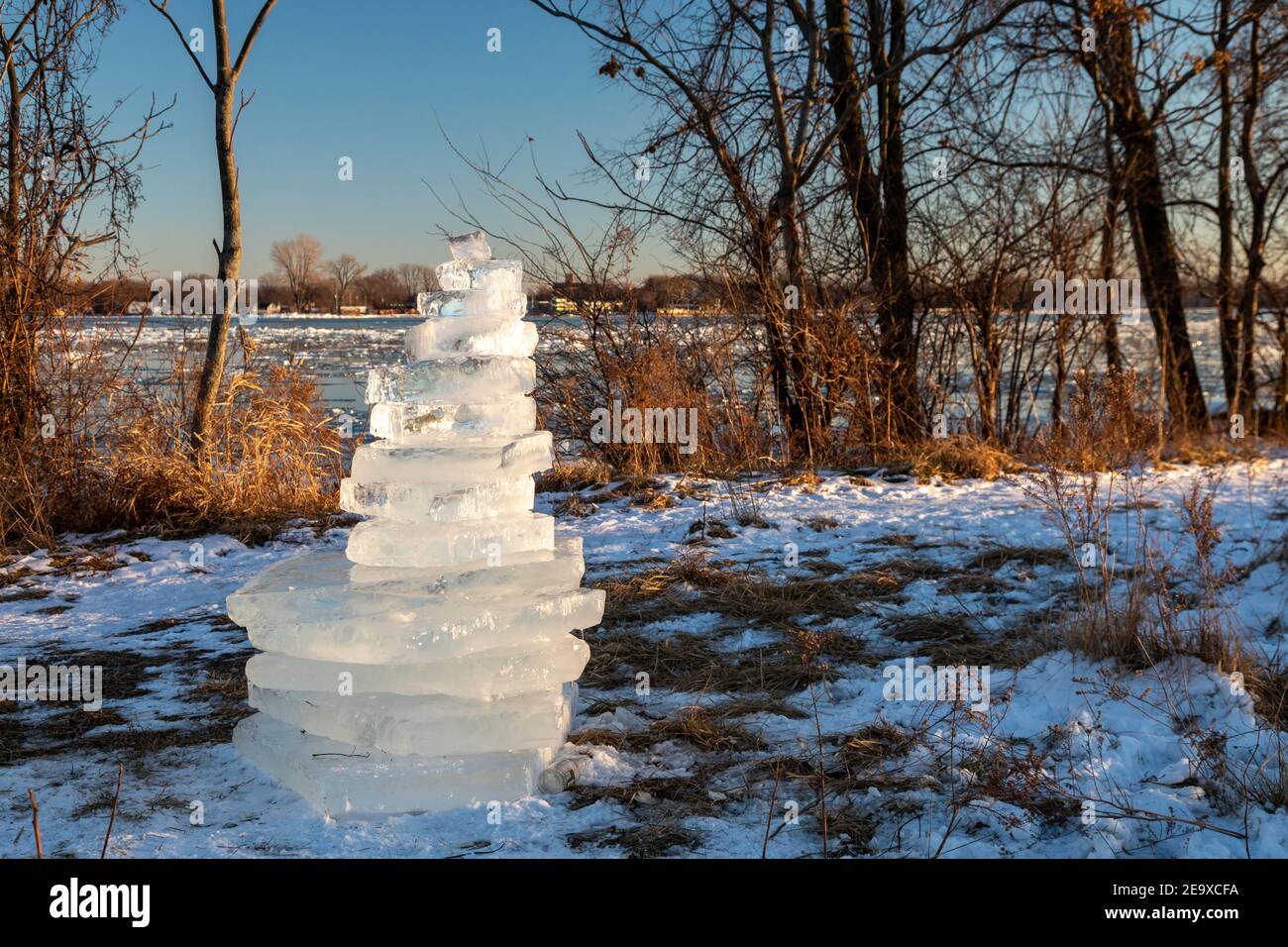 Detroit, Michigan - un cairn de bloques de hielo que fueron amontonados en la orilla del río Detroit en Belle Isle. Foto de stock