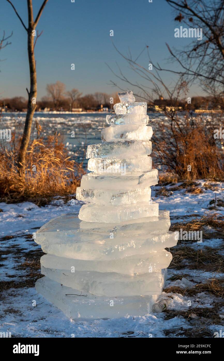 Detroit, Michigan - un cairn de bloques de hielo que fueron amontonados en la orilla del río Detroit en Belle Isle. Foto de stock