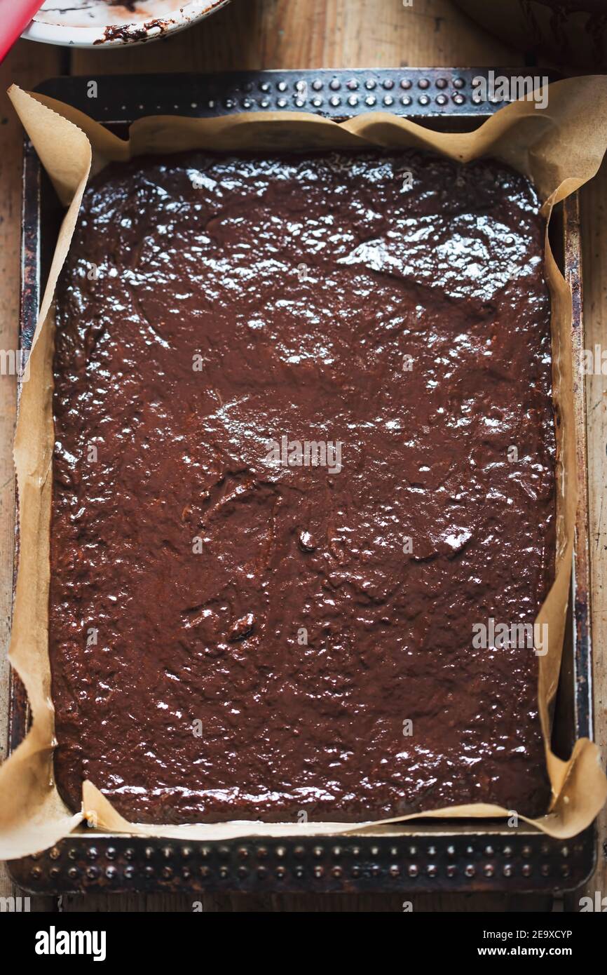 Masa de brownie de chocolate en bandeja de hornear, horno listo Fotografía  de stock - Alamy