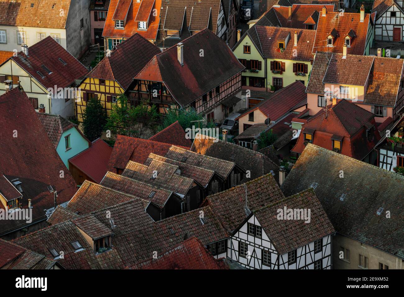 Los techos de la ciudad vieja a la luz de la mañana, Kaysersberg, Haut-Rhin, Alsacia, Francia Foto de stock
