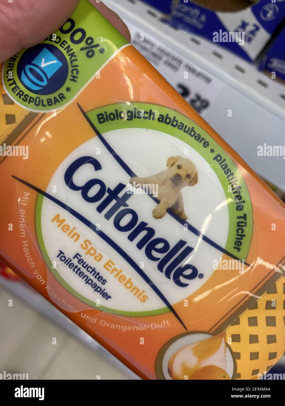 Viersen, Alemania - 3 de febrero. 2021: Ver el paquete Cottonelle toallitas  húmedas en la estantería del supermercado alemán Fotografía de stock - Alamy