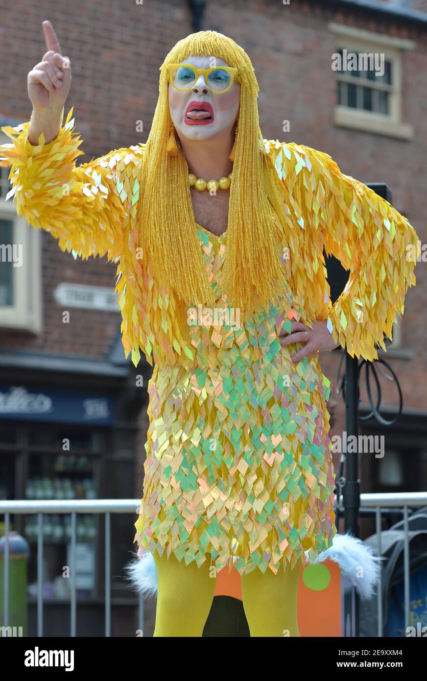 Drag reina Ginny Lemon que apareció en la serie de televisión RuPaul's Drag Race UK fotografiado en un evento en el centro de la ciudad de Birmingham. Foto de stock