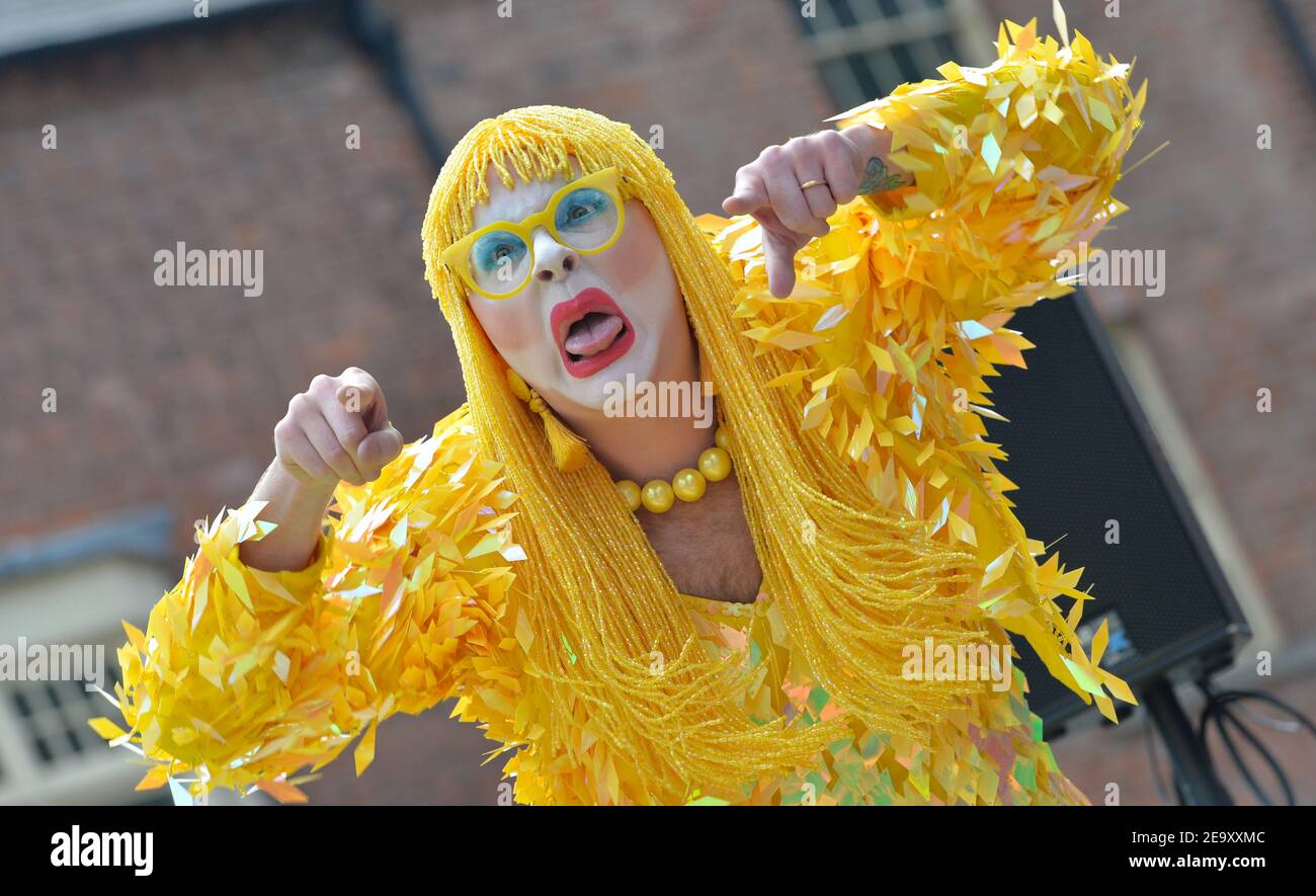 Drag reina Ginny Lemon que apareció en la serie de televisión RuPaul's Drag Race UK fotografiado en un evento en el centro de la ciudad de Birmingham. Foto de stock