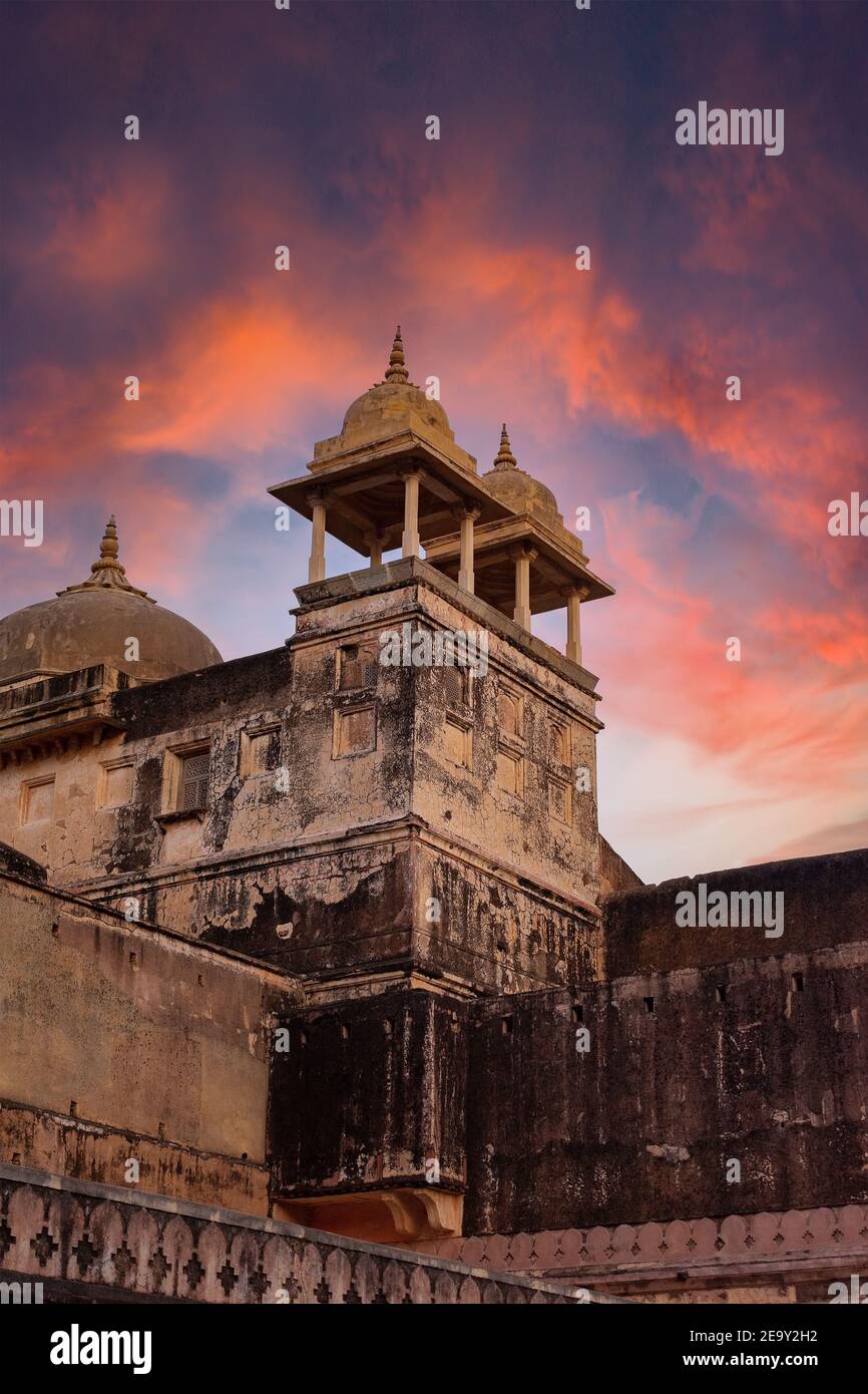 famoso fuerte ámbar frente a la ciudad rosa en el estado de Rajasthan, india. Foto de stock
