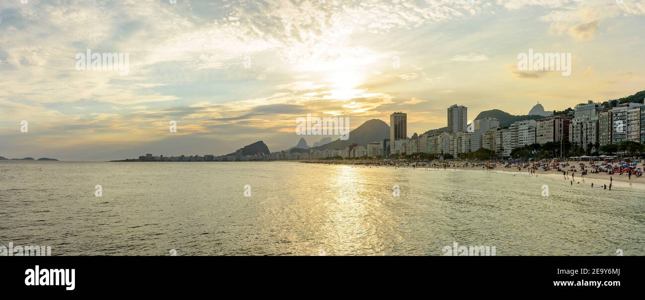 Vista panorámica de las playas de Leme y Copacabana en Río de Janeiro con las montañas en el fondo Foto de stock
