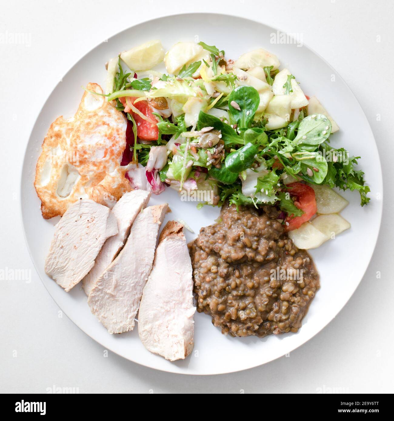 Un plato con un desayuno saludable. Frijoles, ala de pollo asada Fotografía  de stock - Alamy