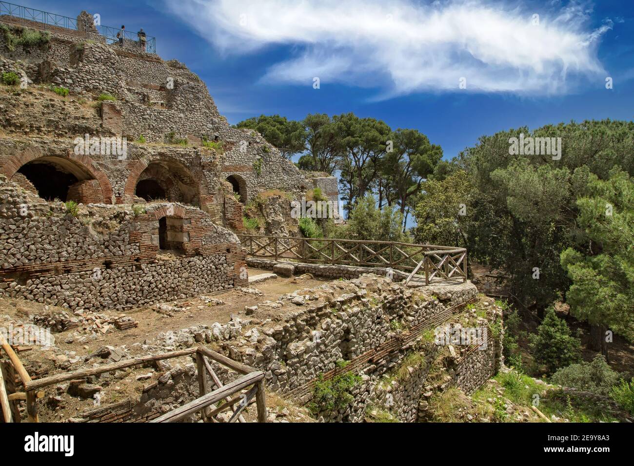 Antiguas ruinas romanas de Villa Jovis construido por el emperador Tiberio se encuentra en el borde de un alto acantilado en la isla de Capri, mar Tirreno, Italia Foto de stock