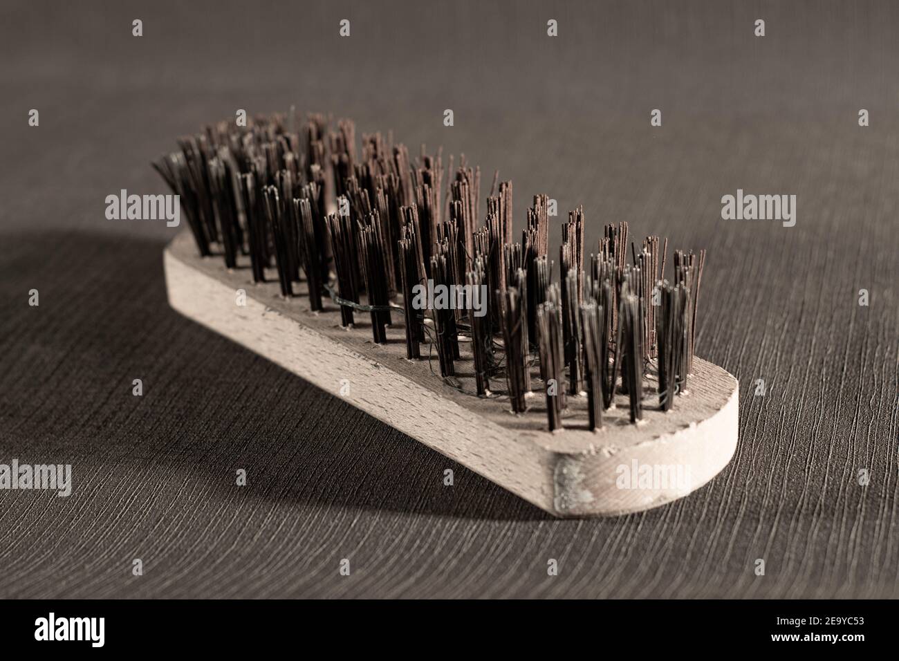 Cepillo de acero usado para trabajos de metal y preparación de pintura de metal Foto de stock