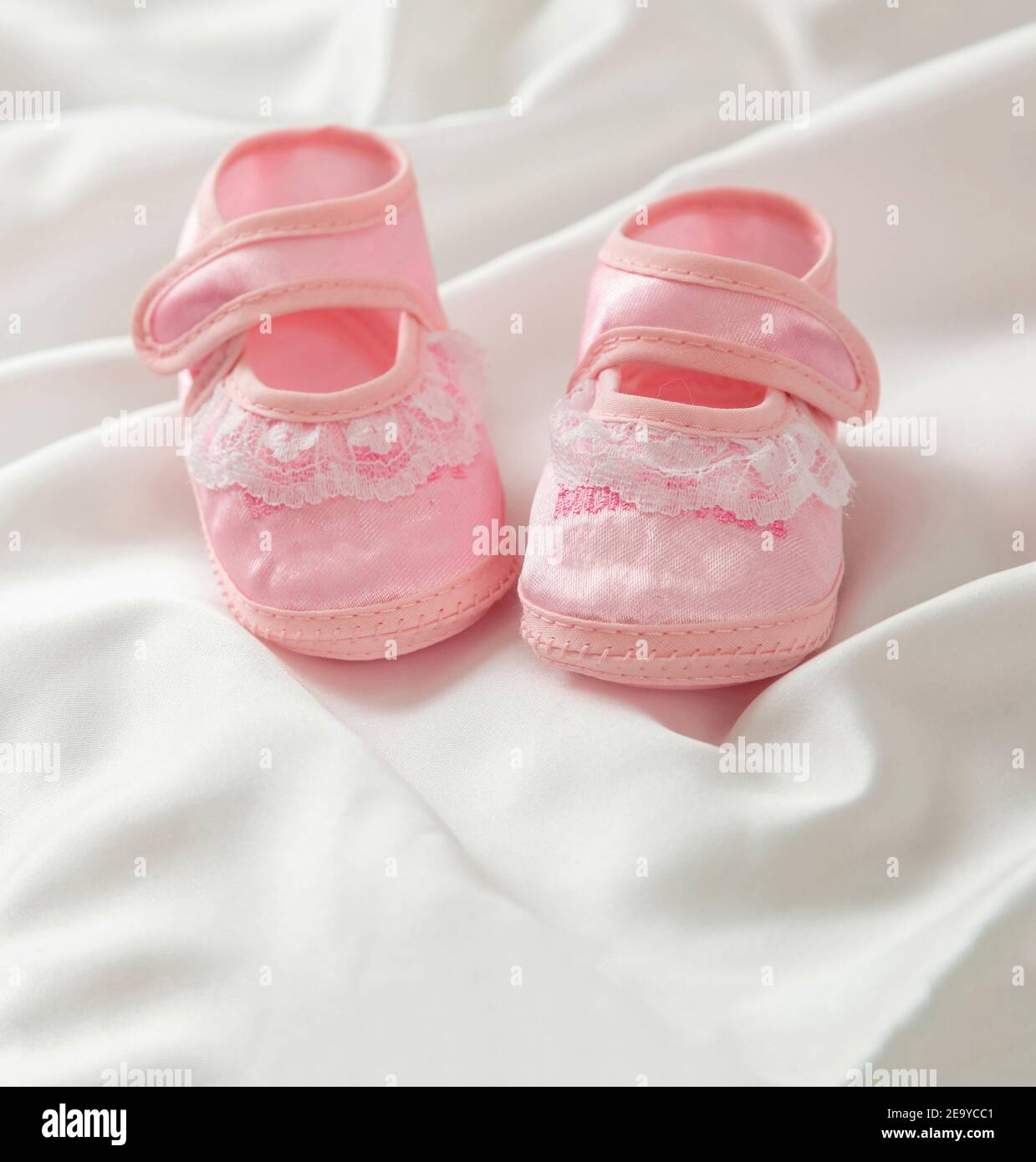 Calzado recién nacido fotografías e imágenes de alta resolución - Alamy