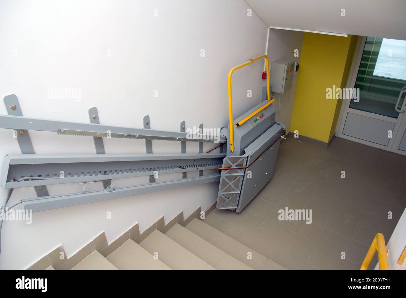 Filadelfia Reposición Si Elevador de escaleras para levantar personas con discapacidad en un  edificio público. Mecanismo para las personas con discapacidad Fotografía de  stock - Alamy