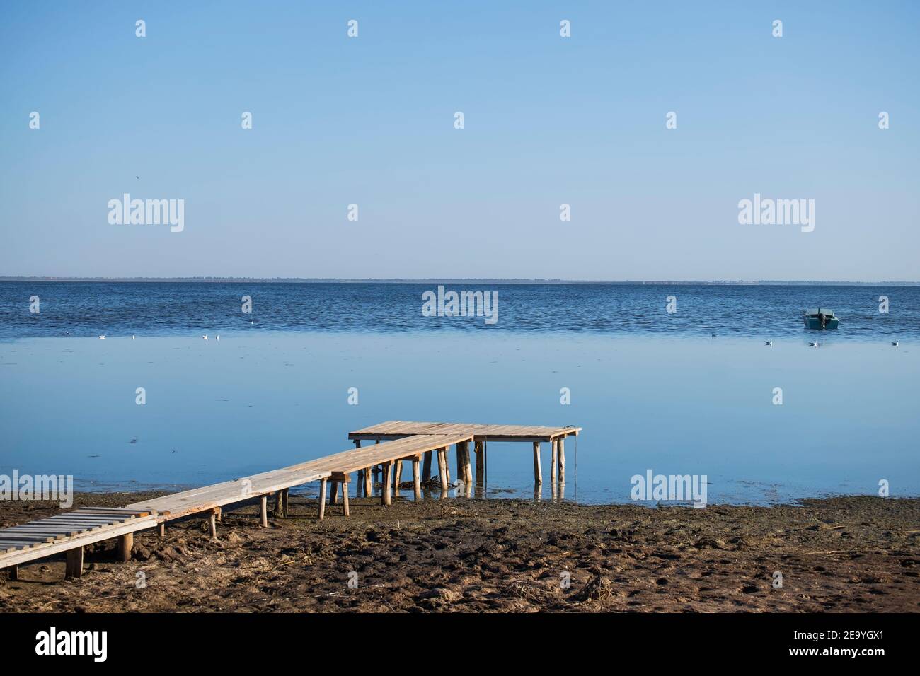 Muelle de madera en el lago Sasyk Foto de stock
