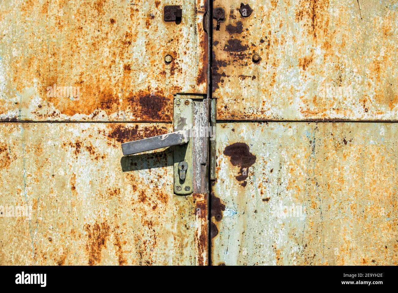 Pomo de una puerta vieja de metal oxidado Foto de stock