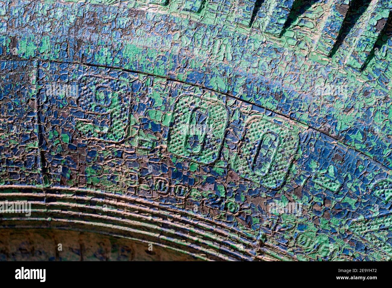 Textura de un neumático viejo con pintura azul-verde agrietada Foto de stock