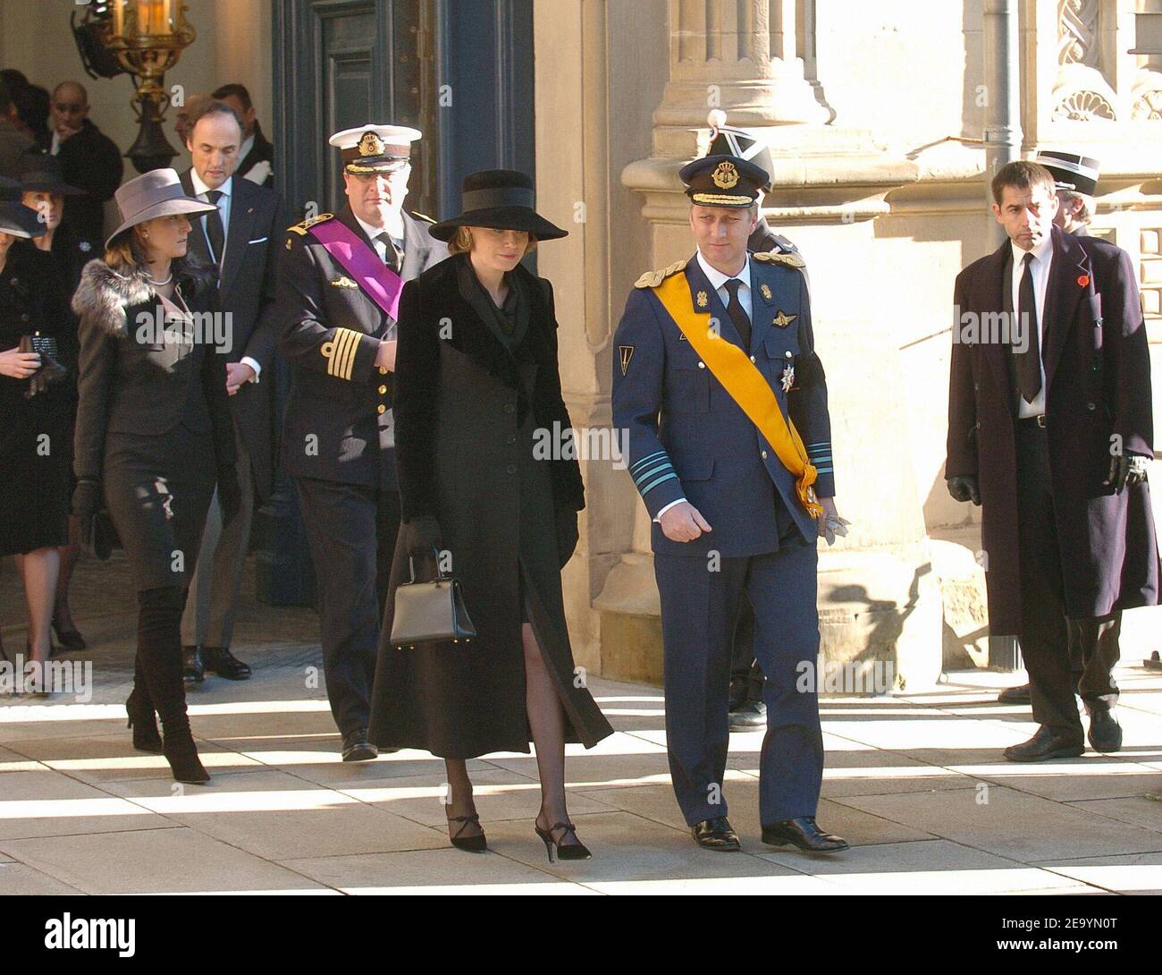 (L-R) el príncipe Laurent y la princesa Claire de Bélgica, el príncipe Philippe y la princesa Mathilde de Bélgica asisten al funeral de la gran duquesa Charlotte de Luxemburgo en Luxemburgo el 15 de enero de 2005. La Gran Duquesa murió de cáncer de pulmón a los 77 años, el 10 de enero de 2005. Foto de Klein-Nebinger/ABACA. Foto de stock