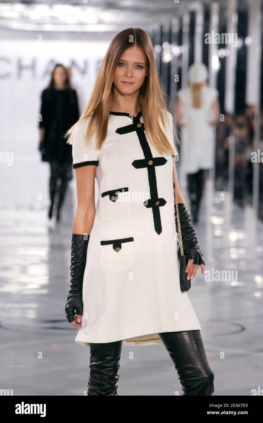 Un modelo muestra una creación del diseñador de moda alemán Karl Lagerfeld  para la presentación de la colección Chanel Fall-Winter 2005-2006 lista  para usar en París, Francia, el 4 de marzo de