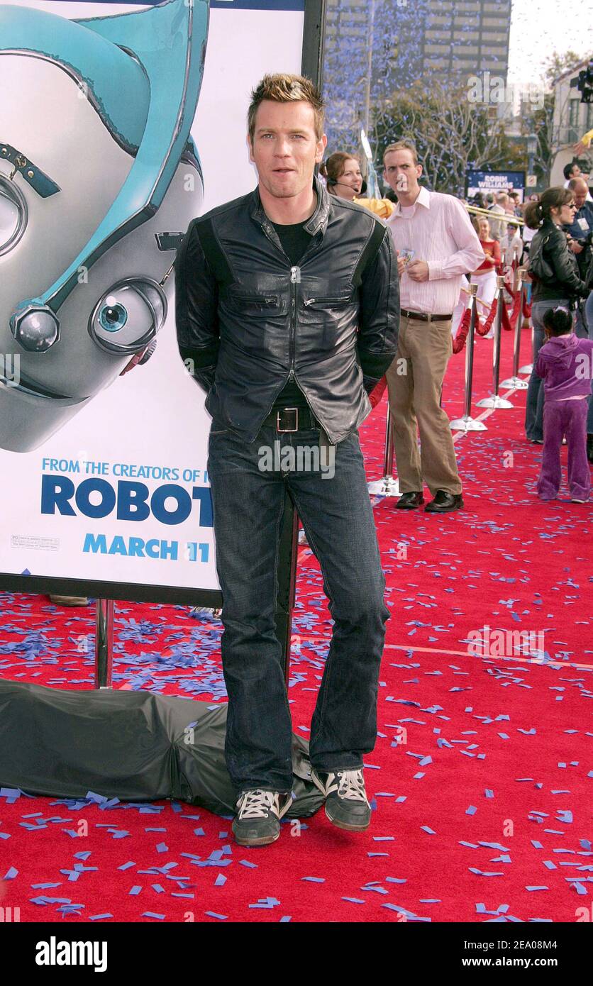 Ewan McGregor, actor estadounidense y miembro del elenco, asiste al estreno de 'Robots' de los Ángeles de Twentieth Century Fox, celebrado en el Mann Village Theatre en Westwood, CA, EE.UU., el 6 de marzo de 2005. Foto de Baxter/ABACA. Foto de stock