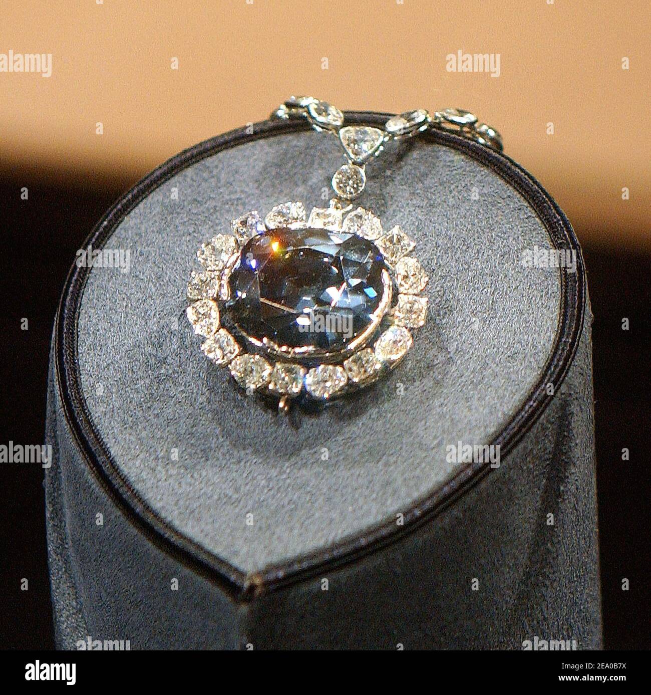 El famoso Diamante de la Esperanza azul, el diamante más grande del mundo  en la exposición de apertura de las perlas más raras del mundo en  exhibición en el Museo Nacional de