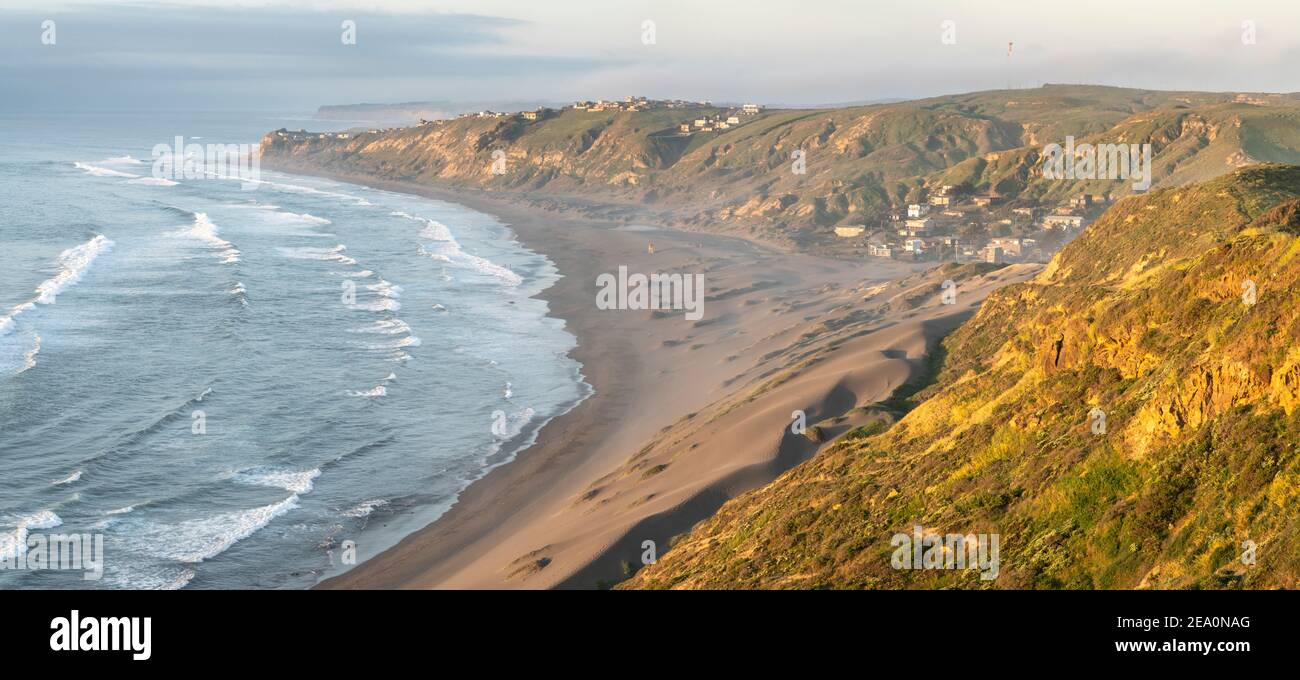 Una idílica vista de la costa con las olas del océano rompiendo la arena en la costa. Un lugar increíble para vivir en conexión con la naturaleza en una p salvaje Foto de stock