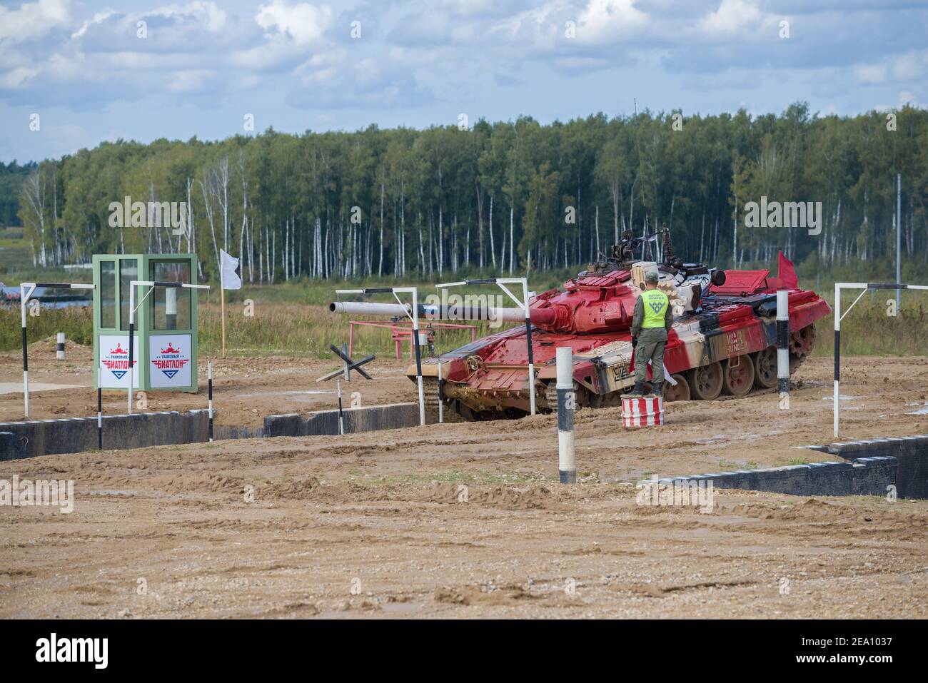 ALABINO, RUSIA - 27 DE AGOSTO de 2020: El tanque del equipo ruso comienza a pasar por el obstáculo 'Moat'. Fragmento de biatlón tanque. Juegos de Guerra Internacional Foto de stock