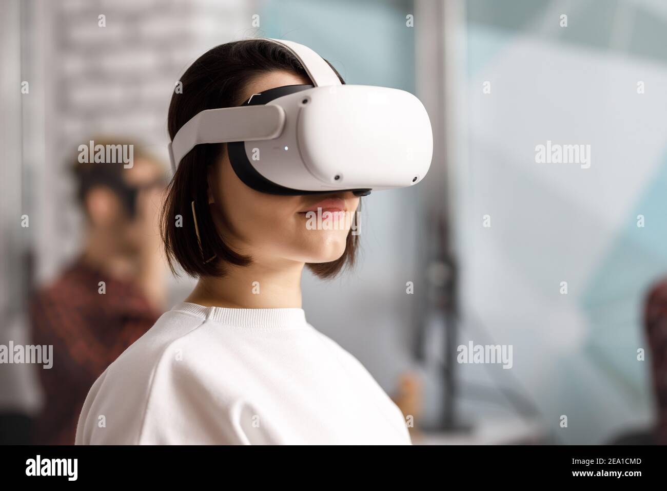 Equipo de cuatro ingenieros creativos trabajando con realidad virtual,  mujer joven probando gafas VR o gafas en la sala de oficina Fotografía de  stock - Alamy