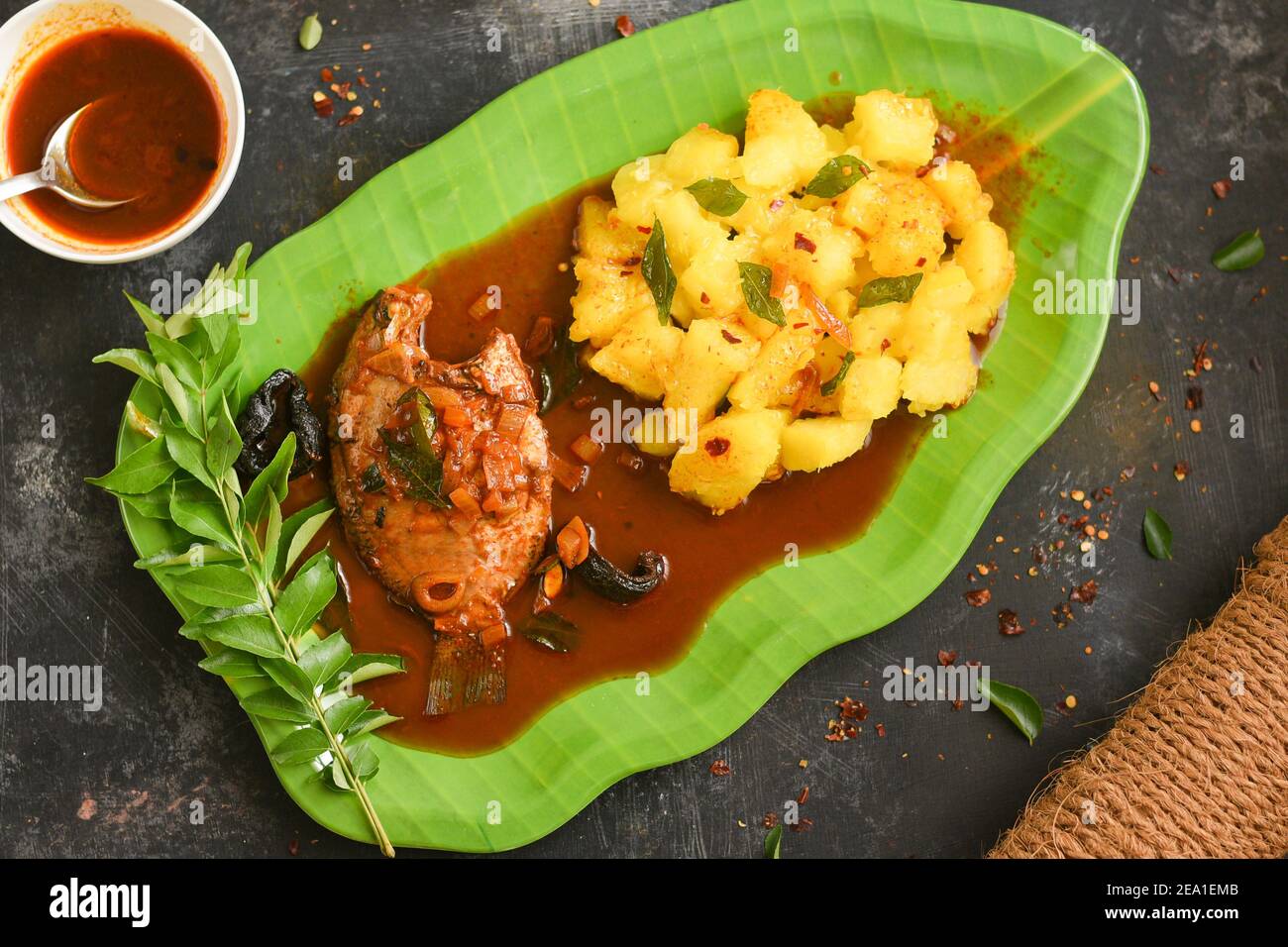 Vista superior tapioca con pescado caliente picante Kerala curry comida  India. pez de punto perla curry Chile rojo, hoja de curry. Cocina asiática.  Delicioso Bengali picante Fotografía de stock - Alamy