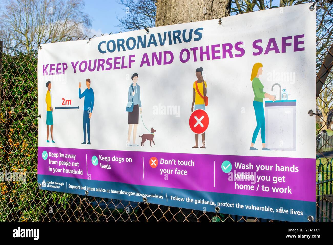 HOUNSLOW, LONDRES, INGLATERRA- 5 de febrero de 2021: Londres Borough of Hounslow's Coronavirus banner 'Keep yourself and others safe' Foto de stock