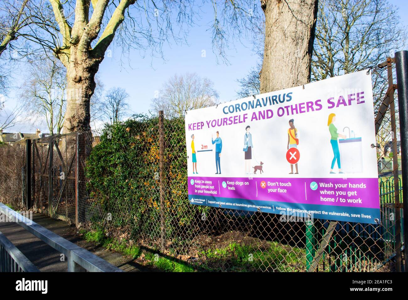 HOUNSLOW, LONDRES, INGLATERRA- 5 de febrero de 2021: Londres Borough of Hounslow's Coronavirus banner 'Keep yourself and others safe' Foto de stock